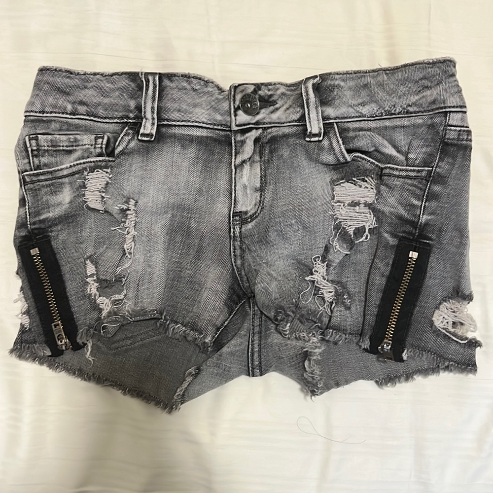 ❌SOLD❌Sneak Peek Grey Women’s Jean Shorts w/ Zipper Detailing